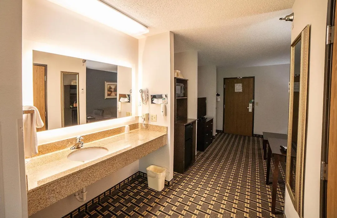 Quality Inn & Suites Watertown Near Prairie Lakes Ice Arena-1