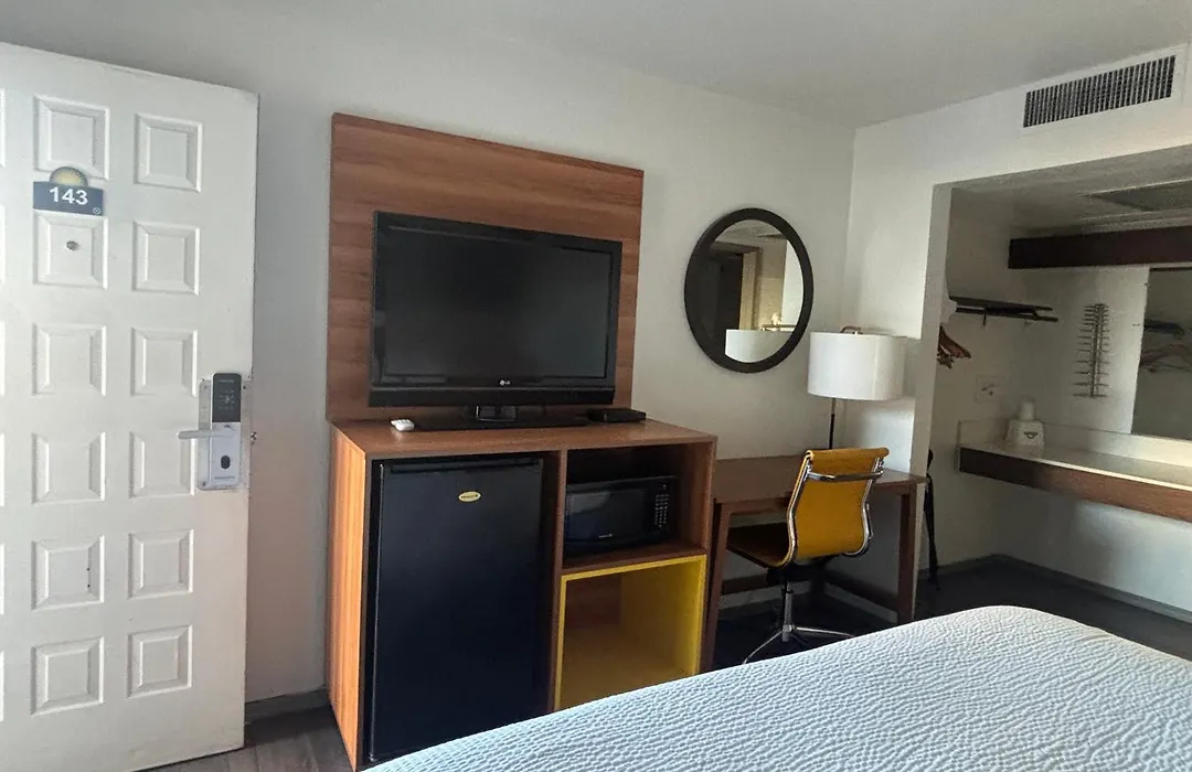 Days Inn & Suites By Wyndham Needles-1