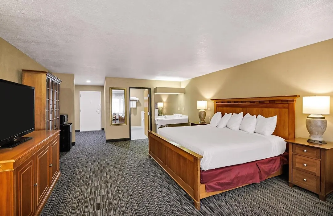Days Inn & Suites By Wyndham Logan-1