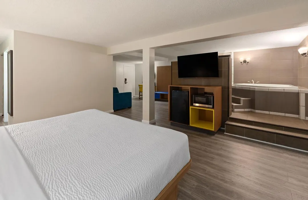 Days Inn & Suites By Wyndham Festus-1