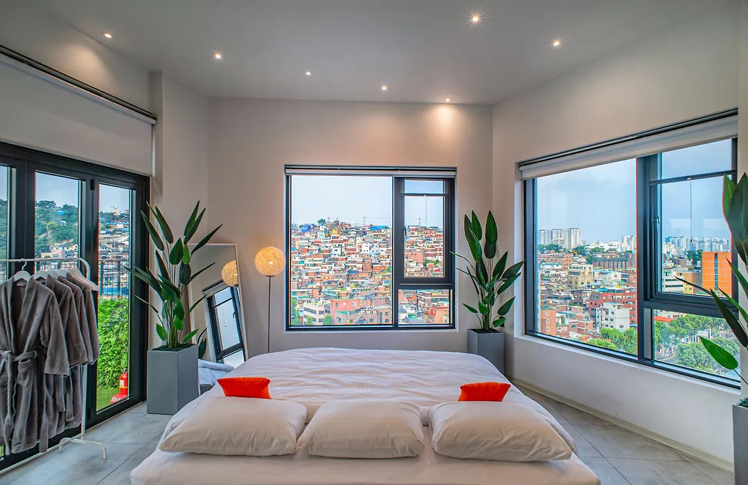 Glue Hotel-1
