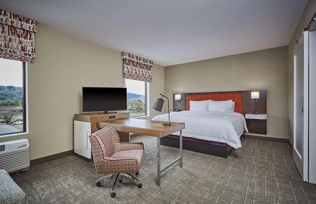 Hampton Inn & Suites Roseburg-1