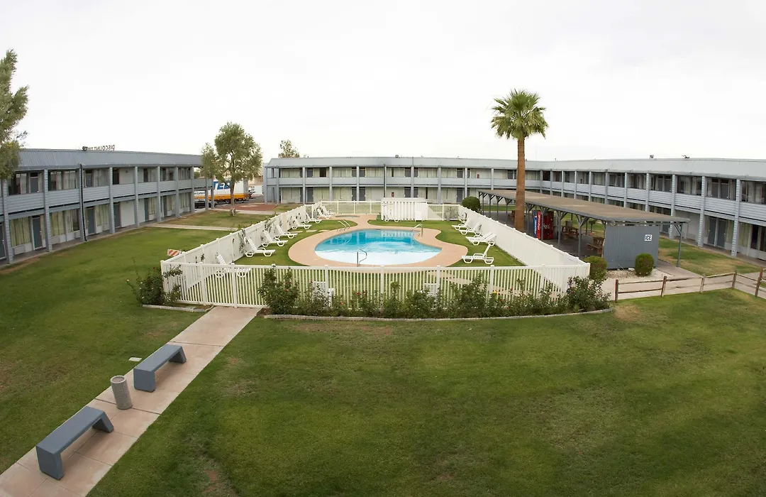 EZ 8 Motel Airporter-1