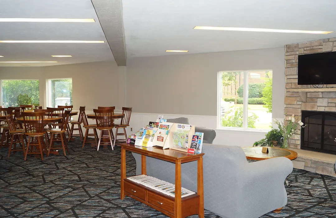 Super 8 By Wyndham Traverse City-1
