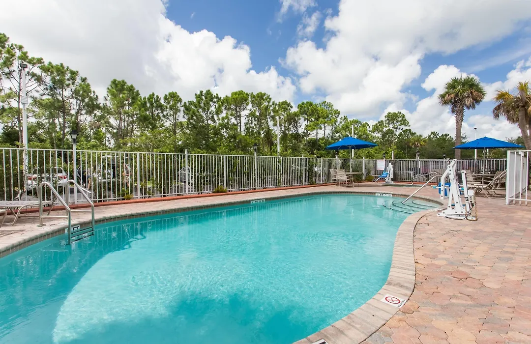 Days Inn & Suites By Wyndham Fort Pierce I-95-1
