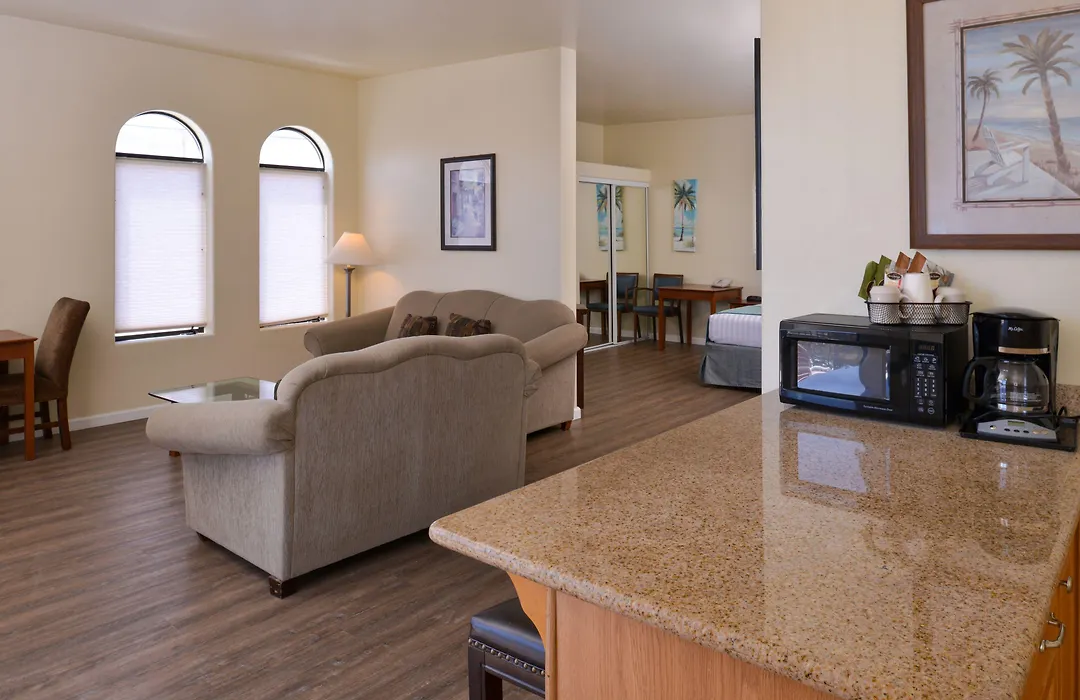Edgewater Inn And Suites-1
