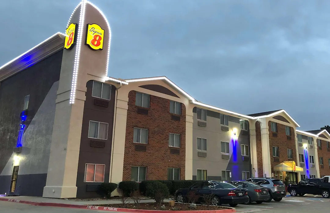 Super 8 By Wyndham Bedford Dfw Airport West-1