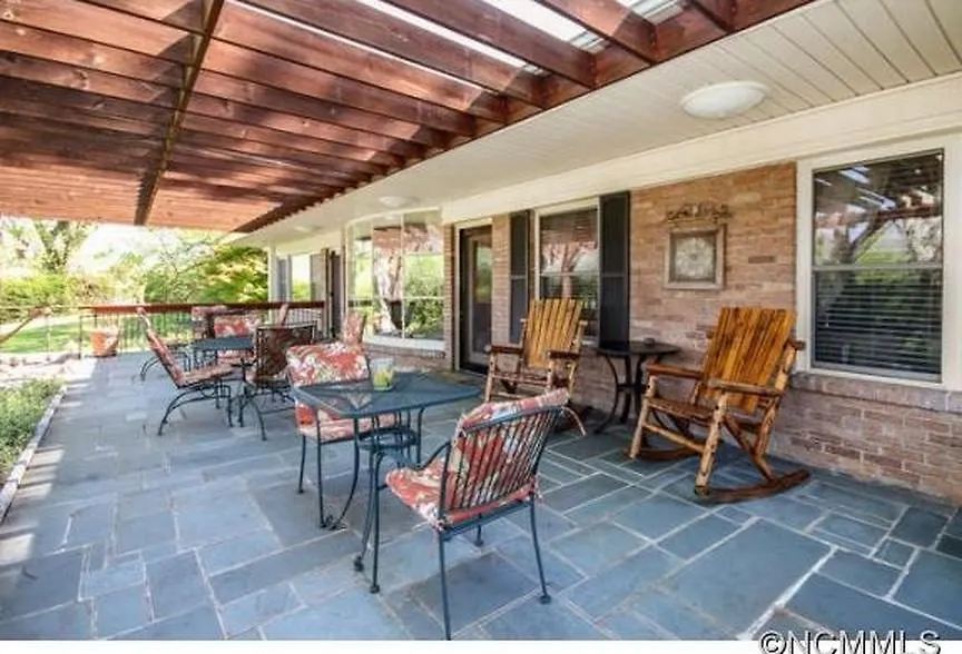 Brookside Mountain Mist Inn-1