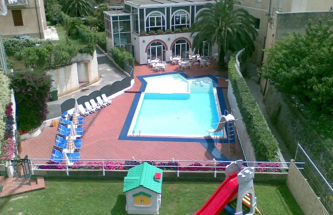 Hotel Riviera 3 Stelle con piscina estiva gratuita e garage a pagamento-1
