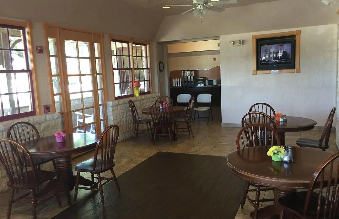 Fredericksburghillcountryhotel-1
