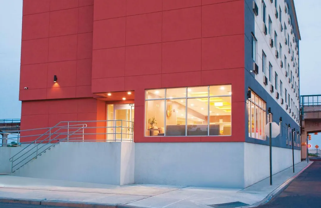 La Quinta Inn & Suites Far Rockaway - Beach Hotel-1