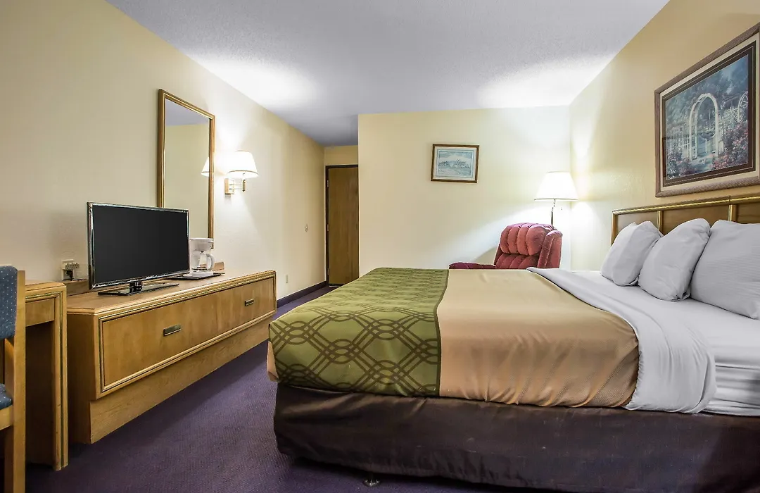 Econo Lodge Inn & Suites Dubuque-1
