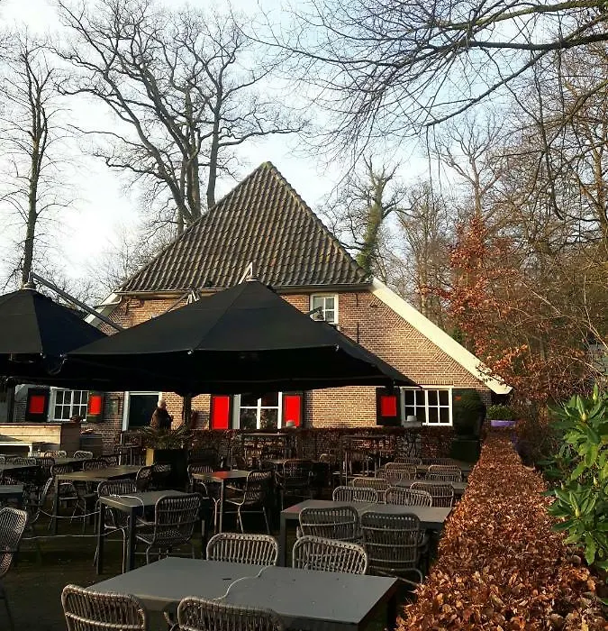 verzorgde kamer in monumentenpand-1