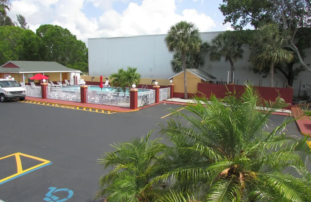 Howard Johnson By Wyndham Ft. Myers Fl-1