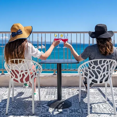 Galeria Valeria Seaside Downtown - Mag Quaint & Elegant Boutique Hotels-3