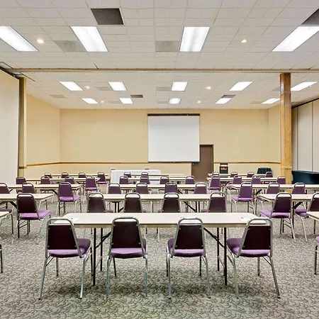 Ramada By Wyndham Mitchell Hotel & Conference Center-3