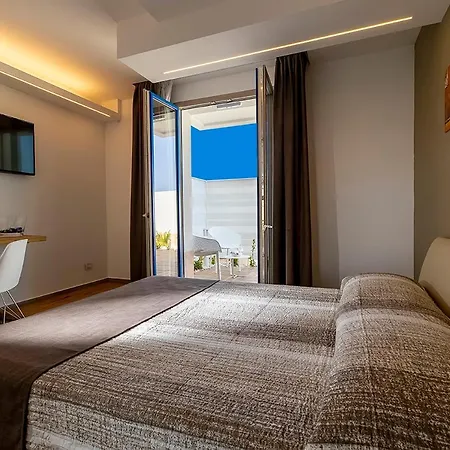 Sundeck Hotel-3