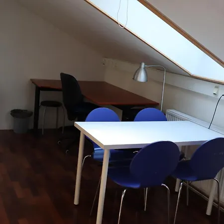 Rooms In Quiet Yellow Courtyard Apartment-2