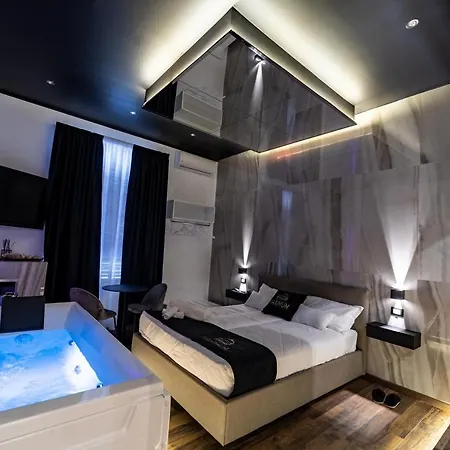Maximum Suite & Spa-3