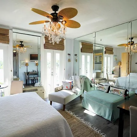 Palm Beach Hotel With Juliette Balconies! 2 Blocks From Beach! Historic Landmark-3