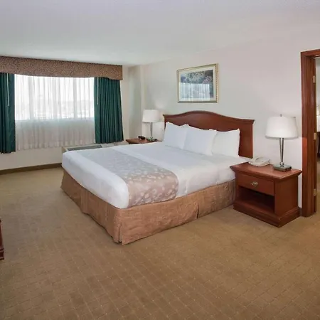 La Quinta Inn & Suites By Wyndham Downtown Conference Center-3