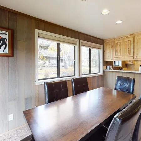 Cozy Cottonwood Getaway-3