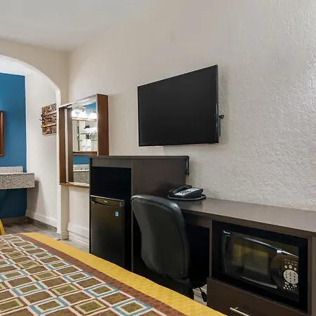 Rodeway Inn Broken Bow-Hochatown-3