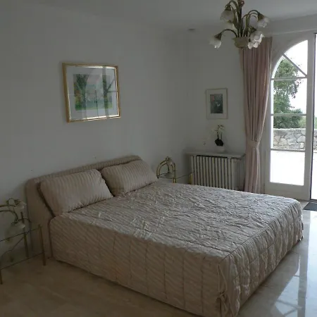 CHAMBRE LUXUEUSE AVEC IMMENSE PISCINE VUE SUR LA BAIE DE CANNES ET L Estérel avec possibilité de cabine 3 personnes-3