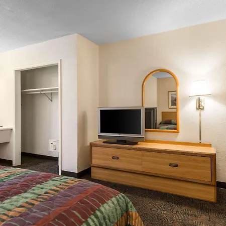 Rodeway Inn & Suites-2