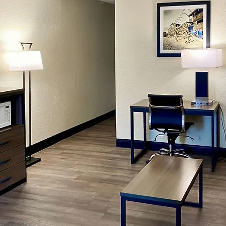 Quality Inn & Suites Airport-3