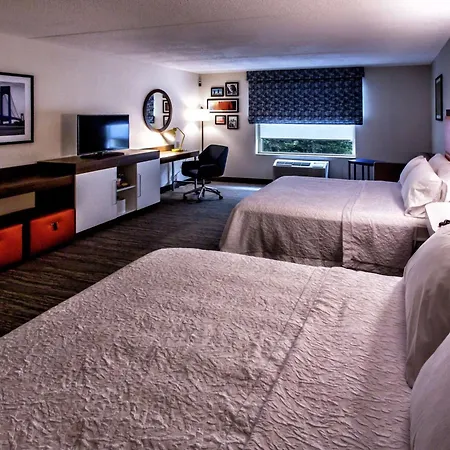 Hampton Inn & Suites Staten Island-3