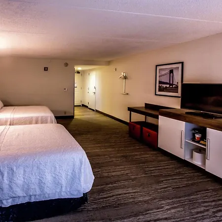 Hampton Inn & Suites Staten Island-2