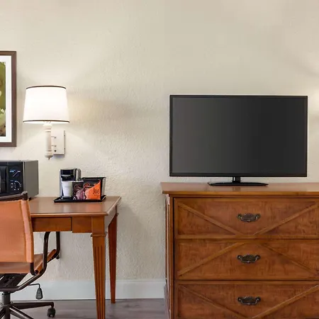 Baymont By Wyndham Intl Speedway I-95 Daytona Beach-2