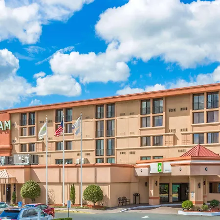 Wyndham Garden Hotel Newark Airport-3