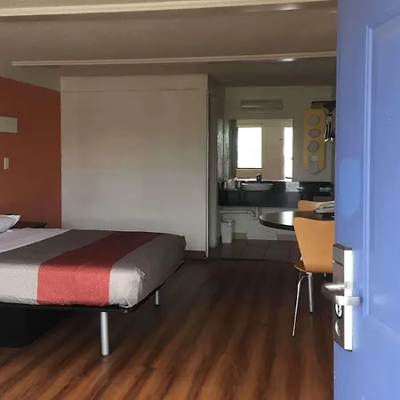 Travelodge By Wyndham Benton Harbor Mi-3