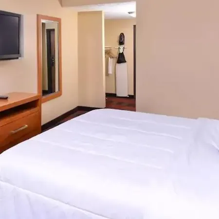 Quality Inn & Suites Airport-3