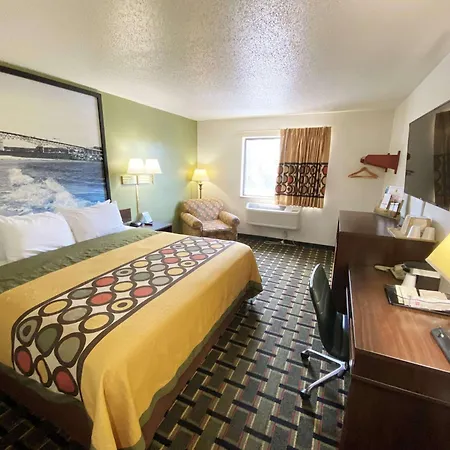 Super 8 By Wyndham Newport News/Jefferson Ave.-2