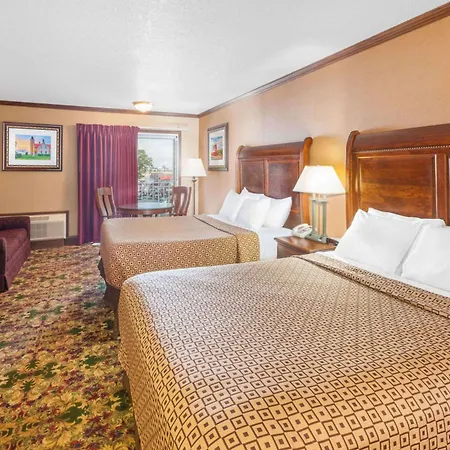 Ramada By Wyndham Mackinaw City Waterfront-3