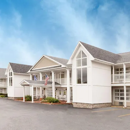 Baymont By Wyndham St. Ignace Lakefront-3