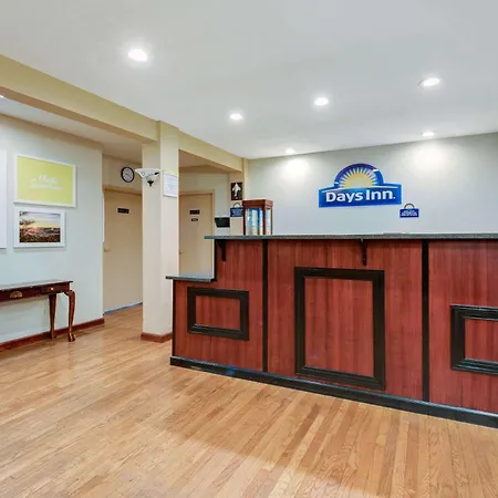 Days Inn By Wyndham Fairmont-2