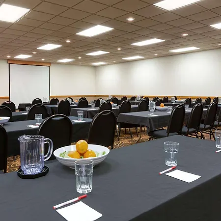 Ramada By Wyndham Bismarck-3