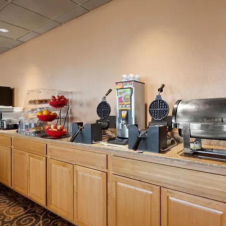 Ramada By Wyndham Bismarck-2