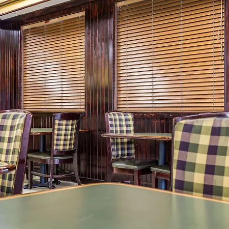 Econo Lodge-3