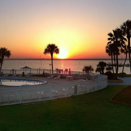 Quality Inn & Suites Gulf Breeze Bayside Near Pensacola Beach-2