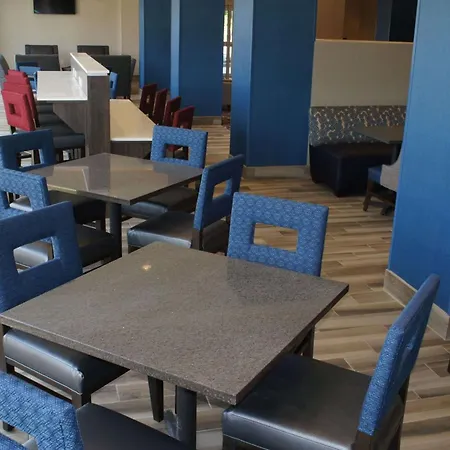 La Quinta Inn And Suites By Wyndham Bloomington-3