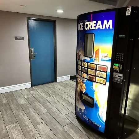 Super 8 By Wyndham Mesa Downtown Near Convention Center-3