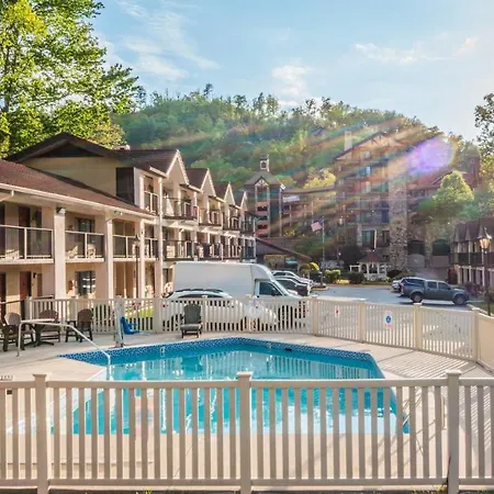 Super 8 By Wyndham Downtown Gatlinburg At Convention Center-3