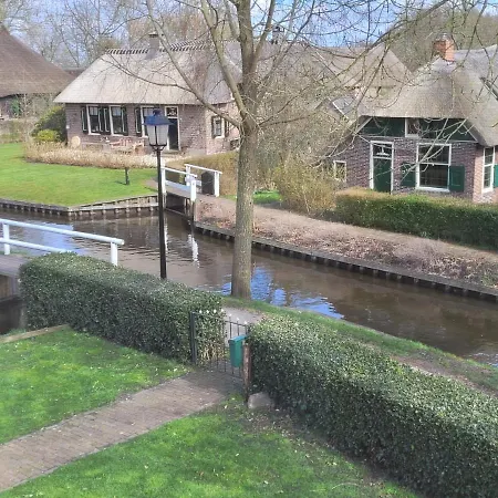 B&B Villa Giethoorn - canalview, privacy&parking-3