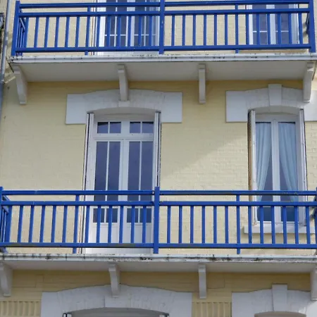 CAPRICES DE PLAGE Chambre grand lit double avec balnéo et beau balcon, vue panoramique, 300 mètres plage Mers les Bains Le Treport petit dejeuner servi en chambre en option-3