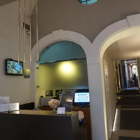 Trevi Palace Luxury Inn-3